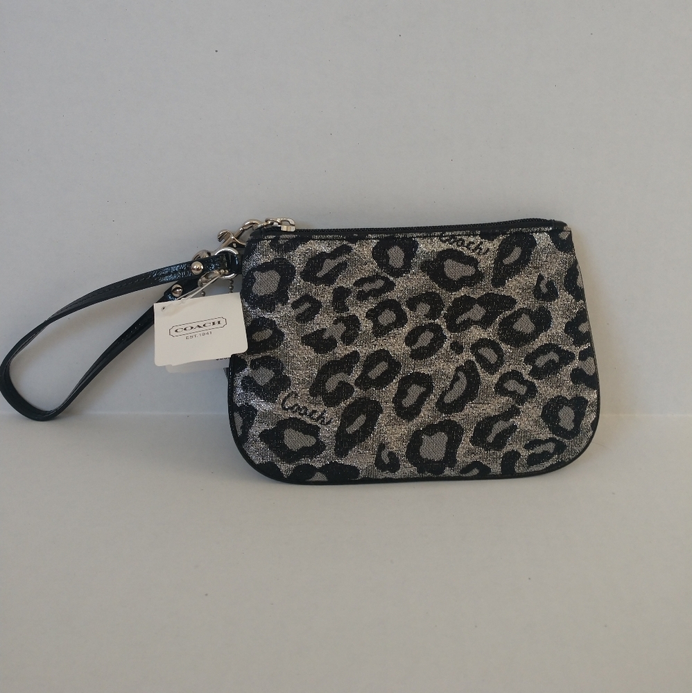 Coach Wristlet Grey Leopard. NEW w/tags